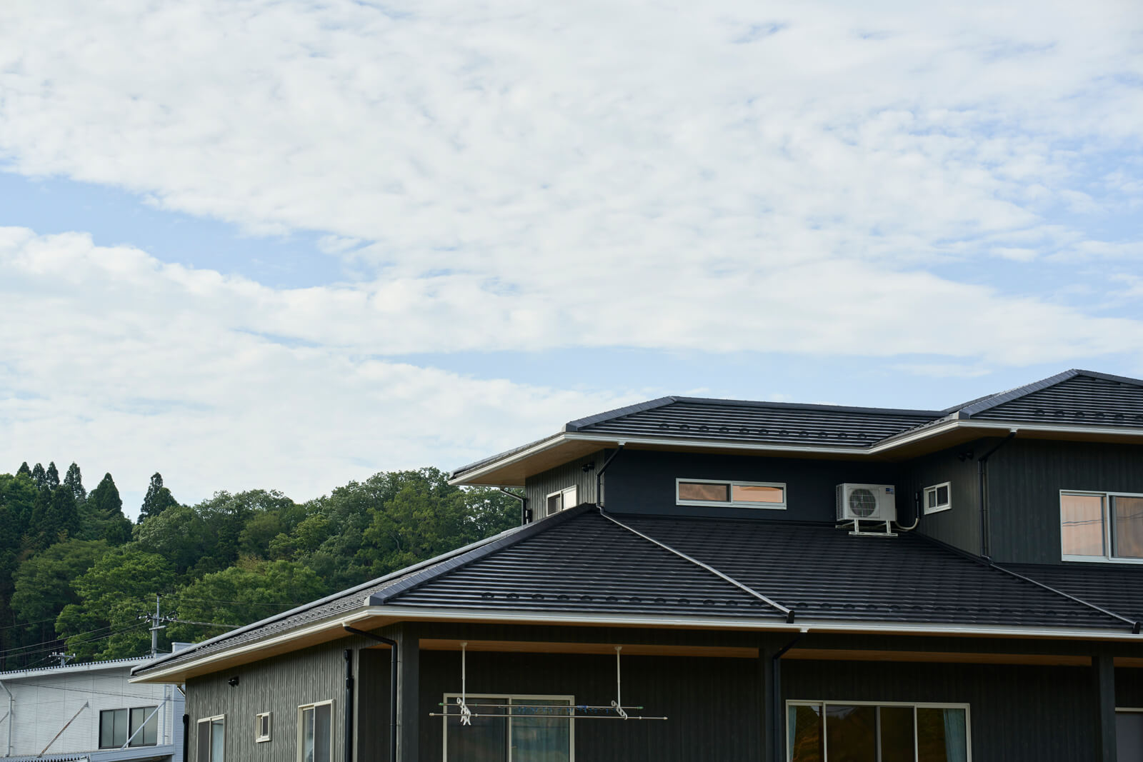 こだわりの振れ幅木の屋根。斉藤専務自身、初めて取り組んだそうで「自慢できる家になりました」と胸を張る