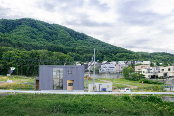 ダイナミックな吹き抜けと木の質感が心地よい「シンプルモダン」な住まい