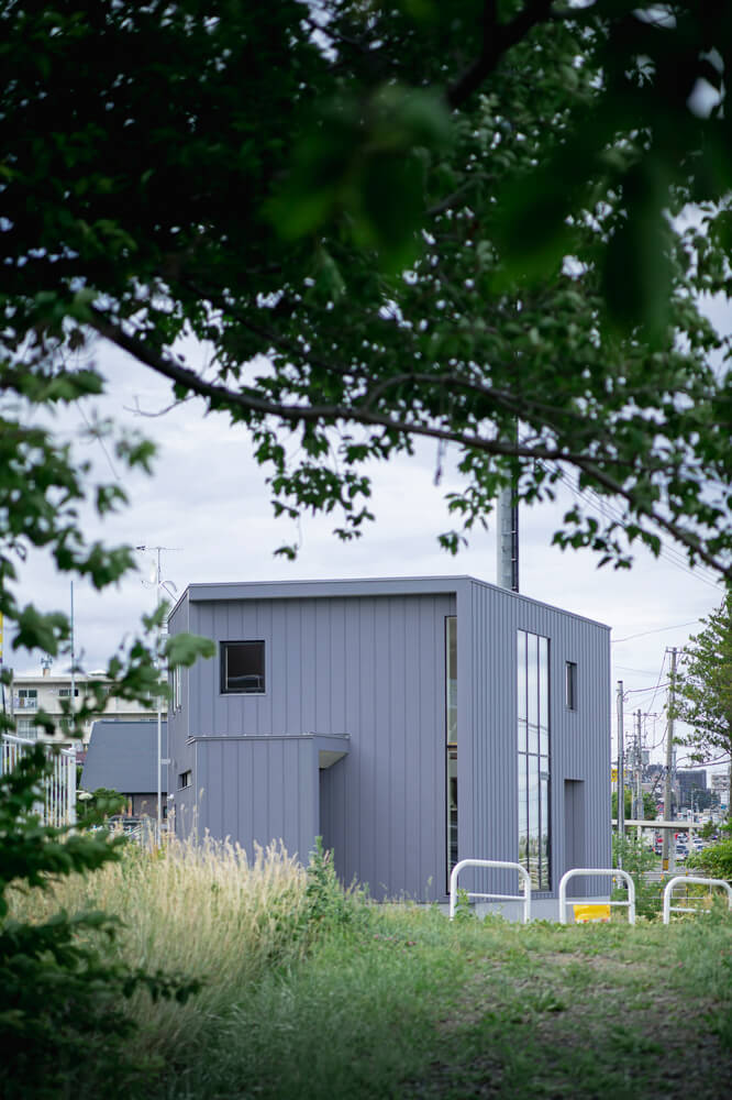 河川敷のからの眺め。右側に広がる形から台形の土地に沿わせた空間づくりが見てとれる