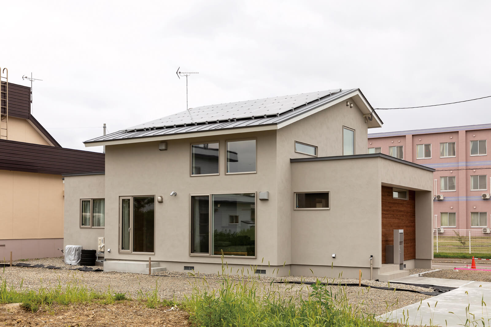 南側の屋根に6.8kwの太陽光パネルを設置したZEH仕様のKさん宅