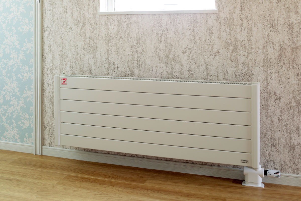 ヒートポンプシステムを活用し、少ない電気エネルギーでお部屋を暖める省エネ性の高い温水パネルヒーター暖房が屋内の随所に設置されている。温水パネルならではの輻射熱によるやわらかな暖かさを体感できる