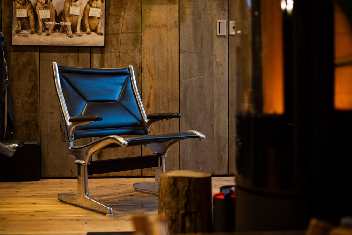 薪を楽しむための特等席に置かれた椅子は空港で使われているデザインチェア