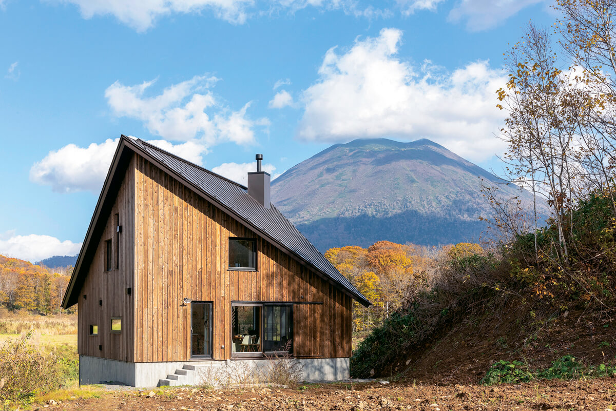 アプローチと反対側から見ると2階建てのよう。傾斜地を生かしていることがわかる