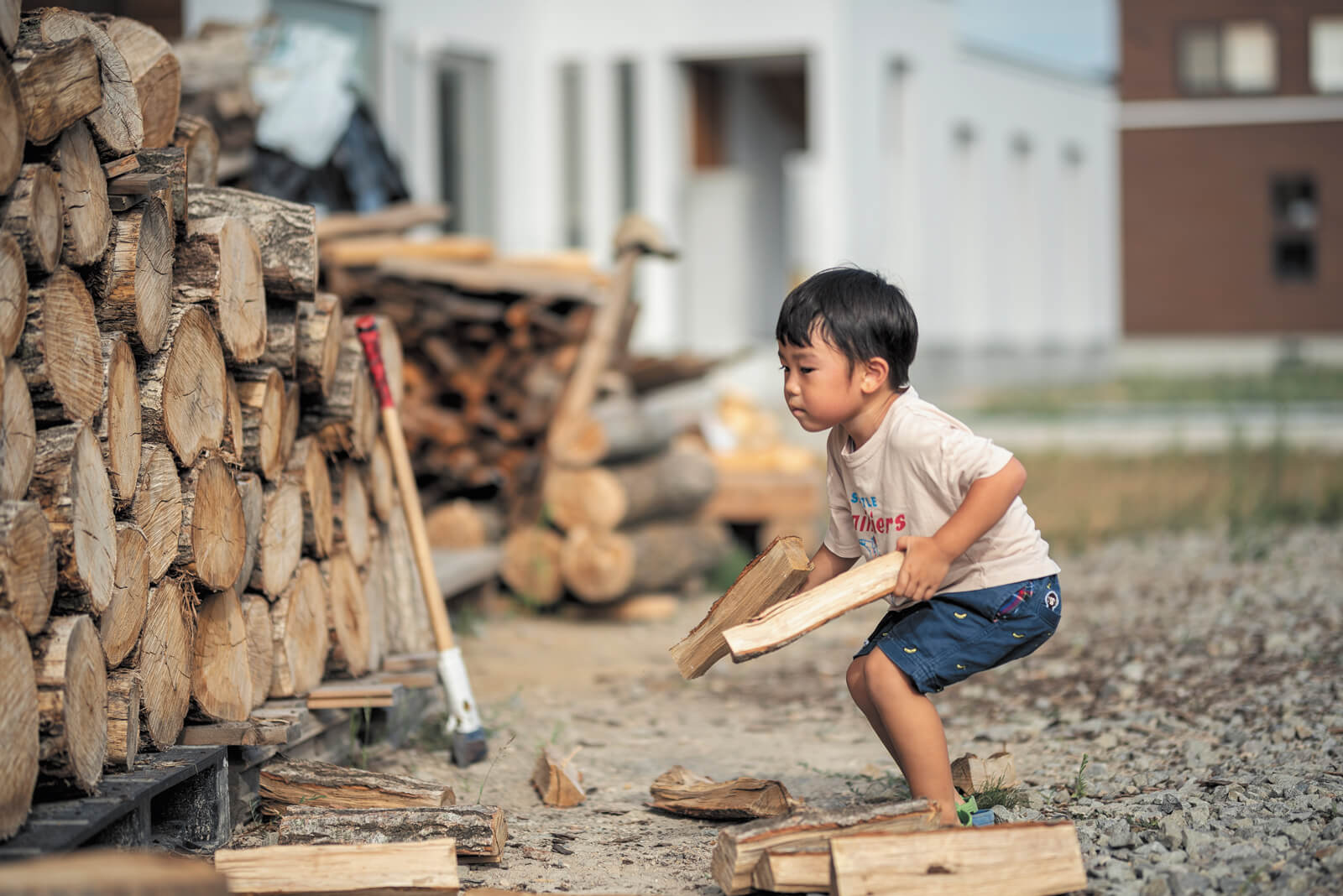 薪割り作業の傍らで、3歳の息子さんが薪運びのお手伝い。「いずれは薪割りもするんだよ」とHさんが笑う