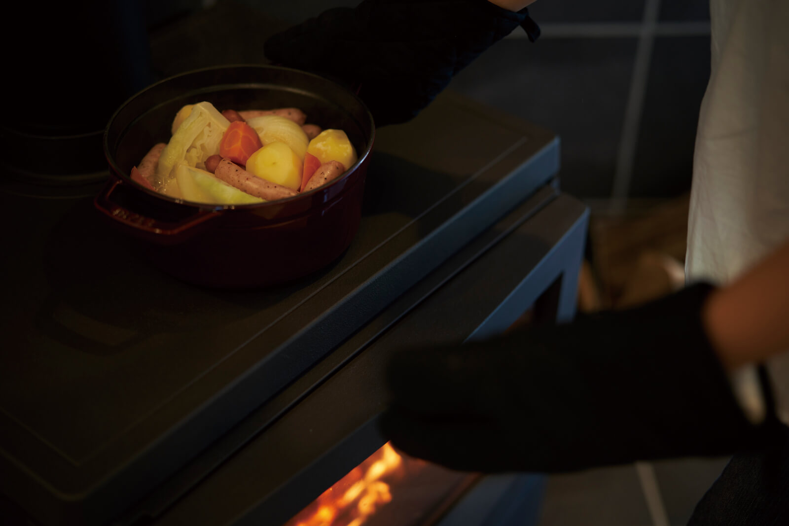 ストーブトップはもちろん、炉内での調理も可能なタイプの薪ストーブを選択。料理のレパートリーが広がる