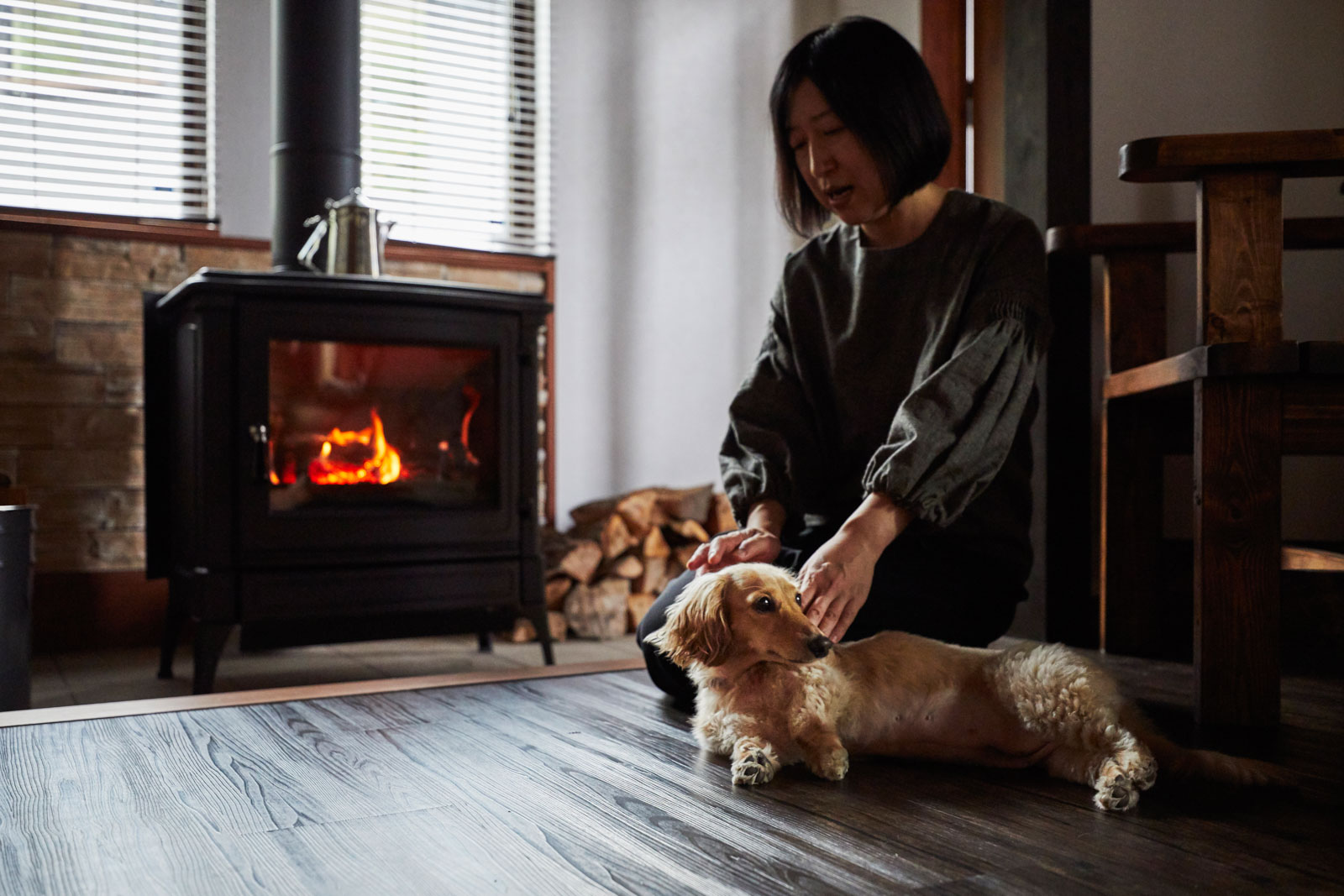 薪ストーブの前でリラックスする愛犬の小麦ちゃん。心地よい輻射熱に包み込まれてうっとり