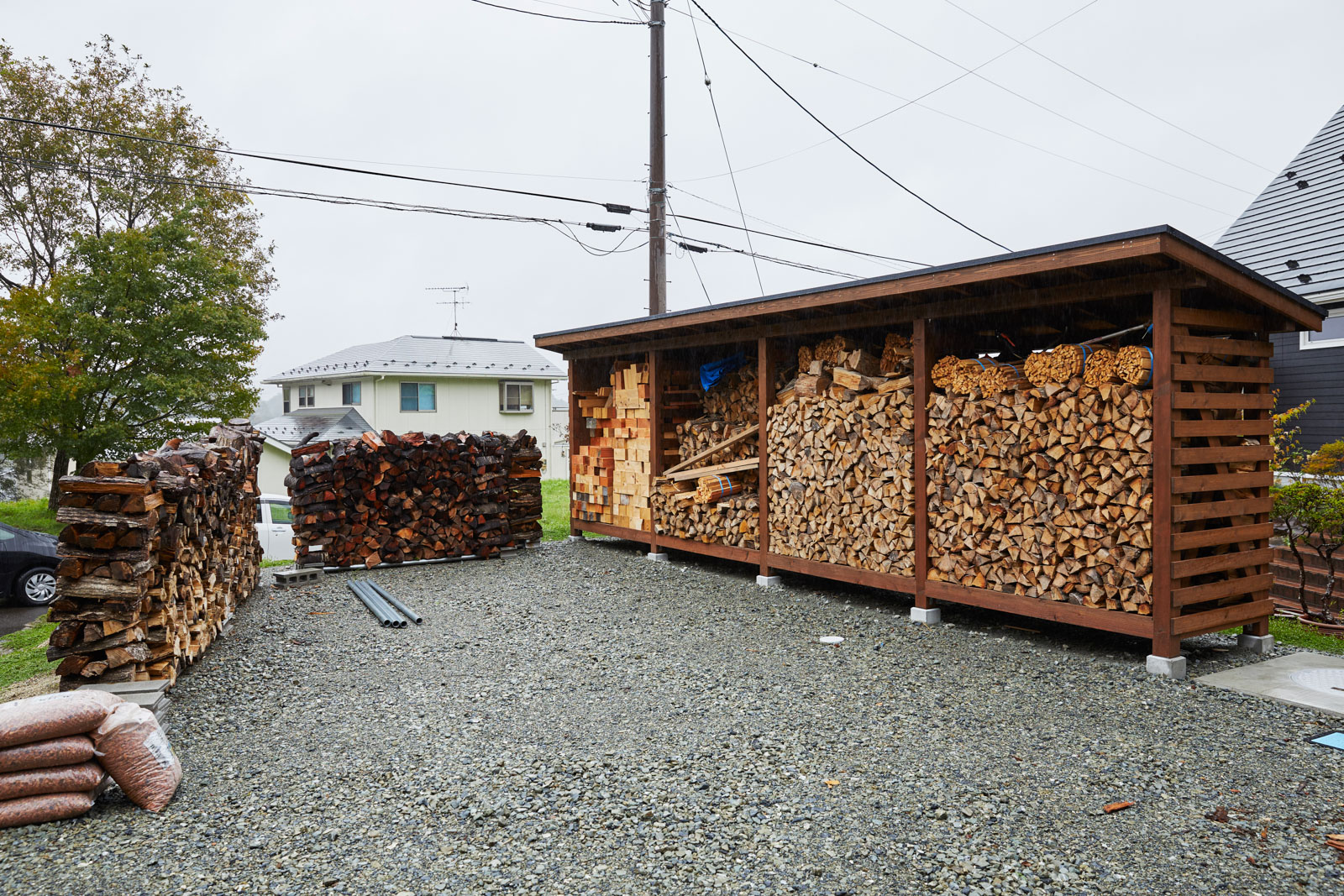 薪棚は佐善工務店がAさんの要望を受けて製作。陽当たりや風向きを考慮しつつ、1年分の薪を収納できる大きさを備えた
