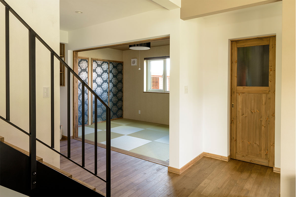 シンプルな半畳サイズの縁なし畳と大柄なデザインの襖紙の和室は、ナチュラルなテイストの空間とも相性が良い