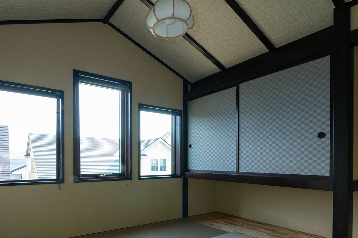 勾配天井のモダンさのある和室に合わせた、小ぶりな市松模様の和紙襖紙が小粋さを演出