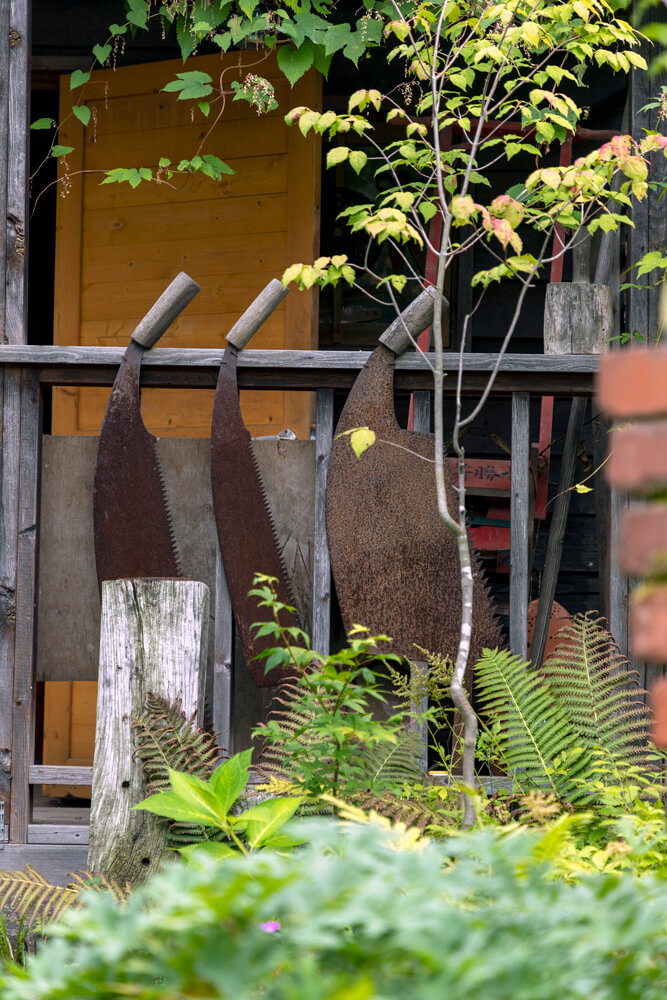 古い農具や置物など、庭のところどころに、高田さんのコレクションが散りばめられている