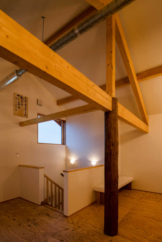 1階と2階を結ぶ階段にも採光窓を設け、足元に明るさを。ギャラリーでは、木組みのようすもよく見える