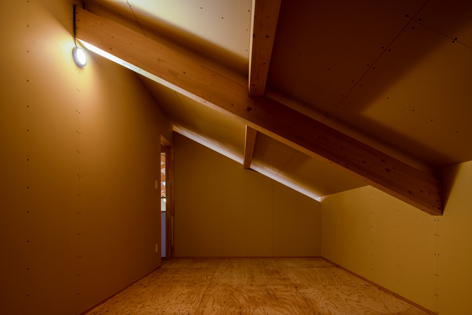 ギャラリーには、屋根裏を利用した小部屋も備える