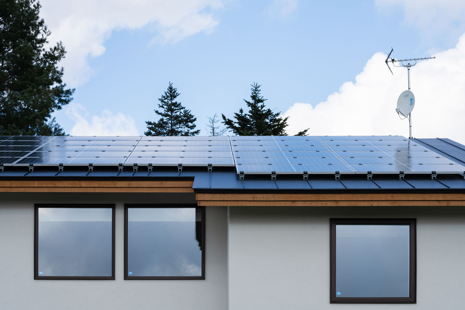片流れの屋根には、岡本建設が自社施工した太陽光発電パネル（9.18kW）が載っている