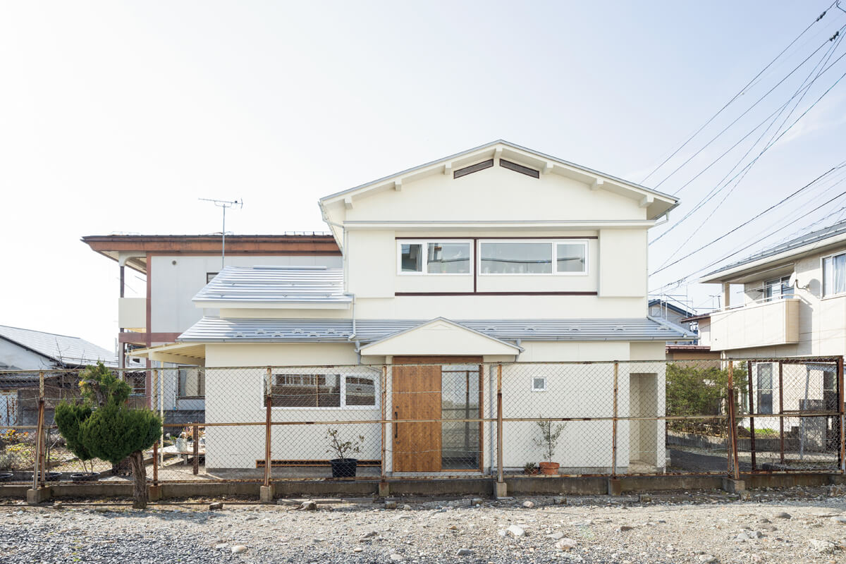 細い路地の一番奥にあり、フェンスを隔てた家の南東方向に山形大学の敷地が広がる立地。車は乗り入れられず駐車場もないが、予算を考えるとこのロケーションと建物、土地の広さがKさんご夫妻にとってはデメリットに勝る魅力だった