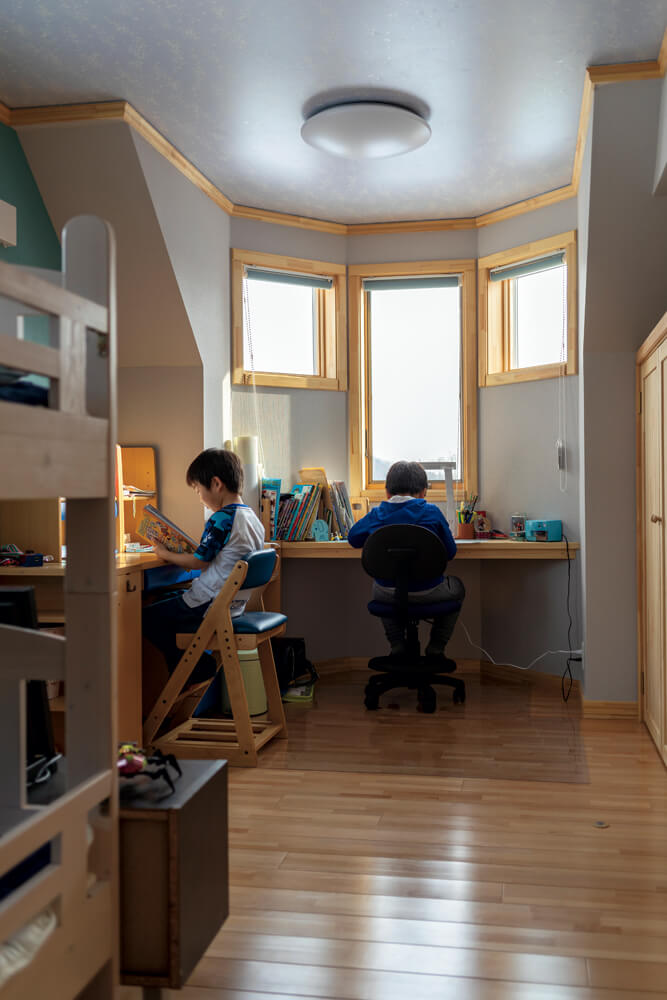 将来仕切って使えるようになっている子ども部屋。勉強机は複雑な角度の壁に合わせて造作した