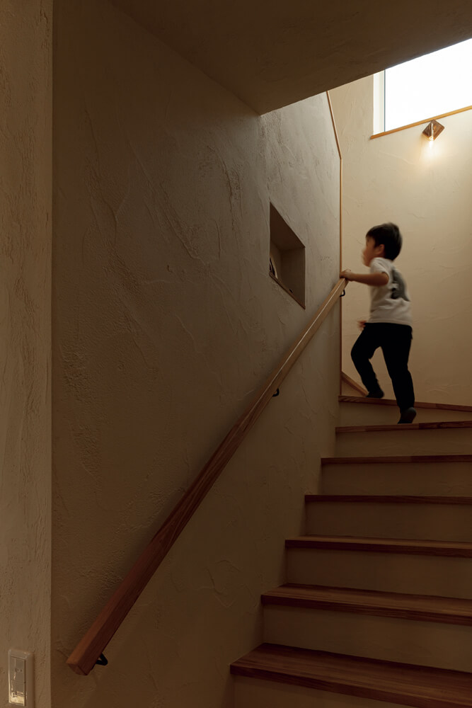 子ども部屋がある2階へは、リビング階段でアクセス。キッチンからも子どもの上り下りがよく見える