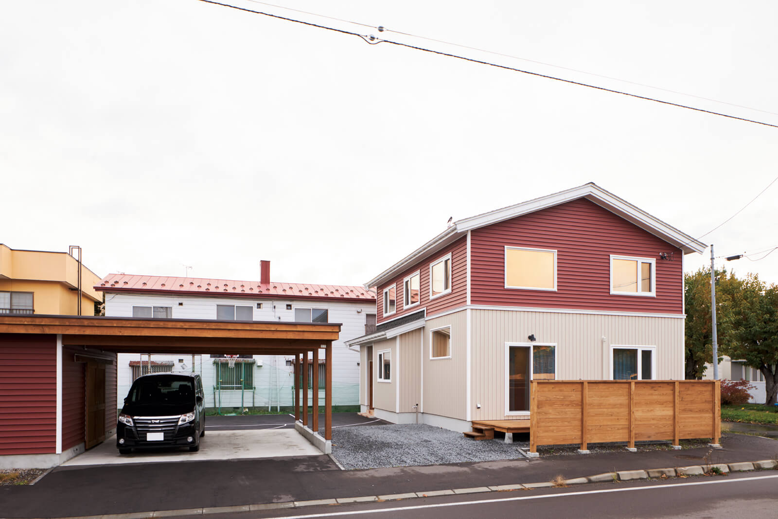 スウェーデンの家をお手本にした外観。外物置を備えた屋根付きカーポートも、建物のデザインと合わせた造作仕様