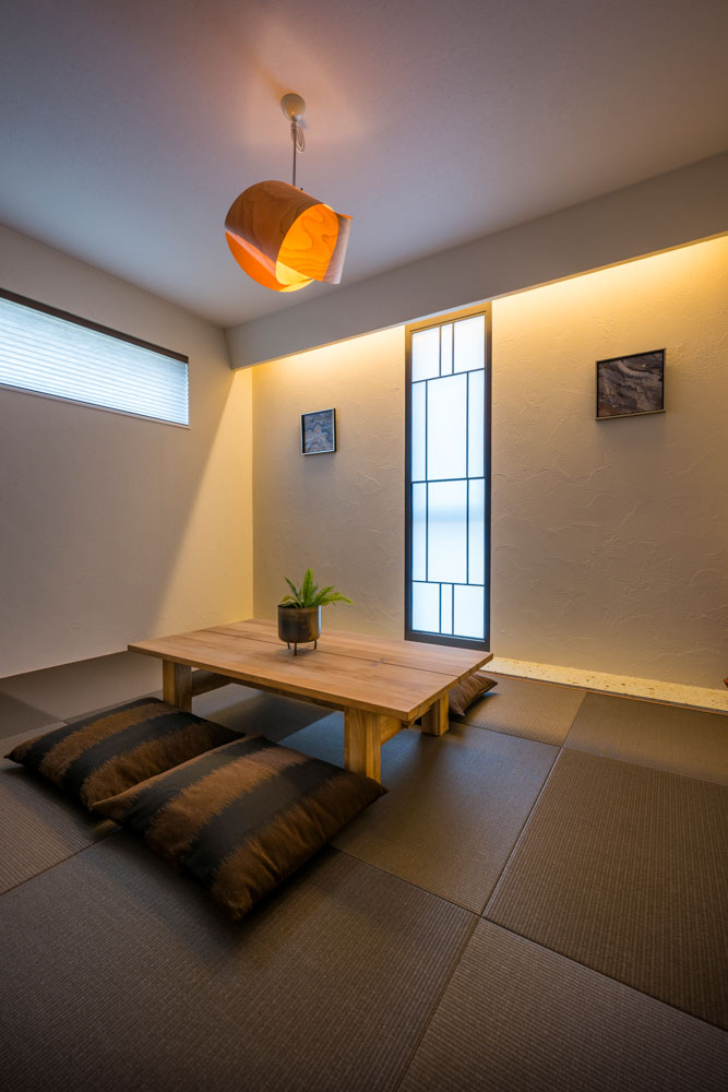 ゲストルームは現代和風のインテリア。部屋の一角には大谷石を敷設し、床の間のように利用することも可能