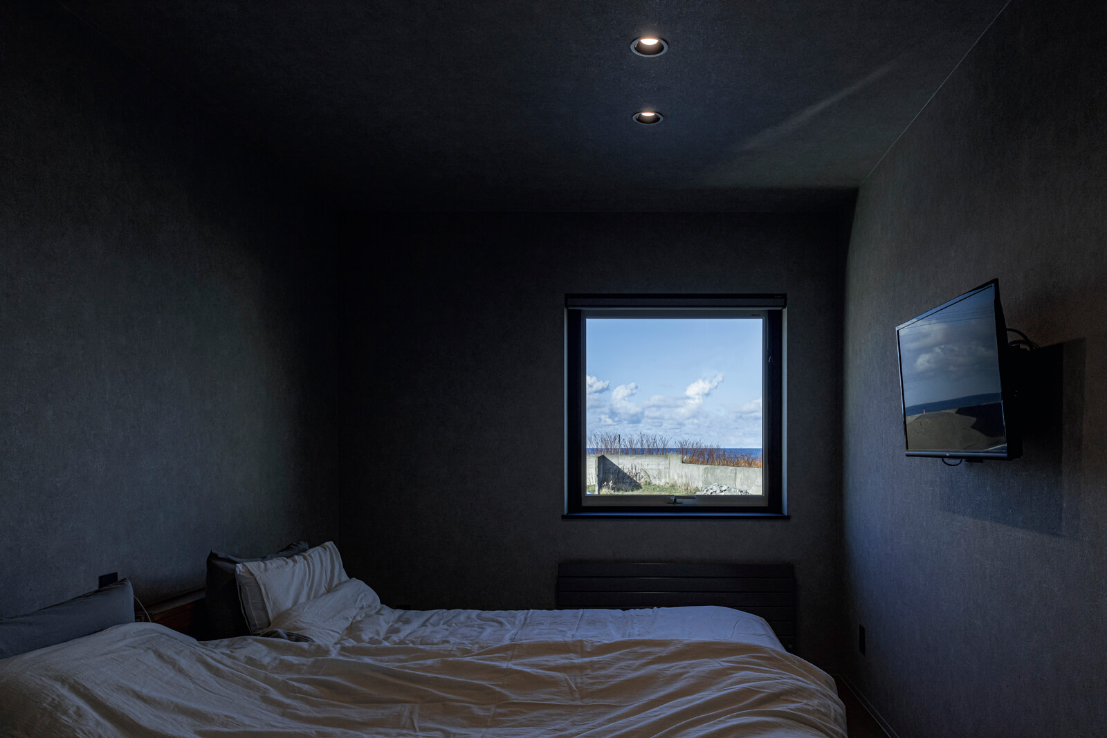 寝室の窓は宗谷湾を切り取ったような景色が印象的