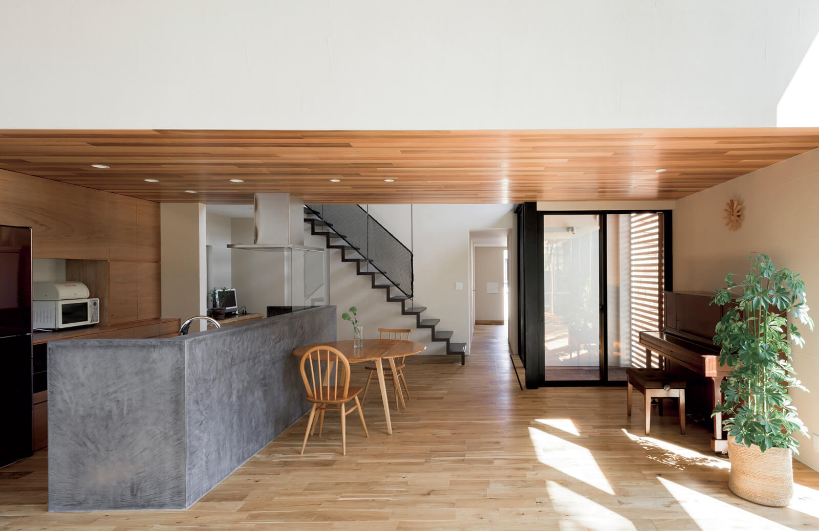 階段のリズミカルなデザインが壁を飾る。アイアンと木、モールテックスの素材感が絶妙なバランス
