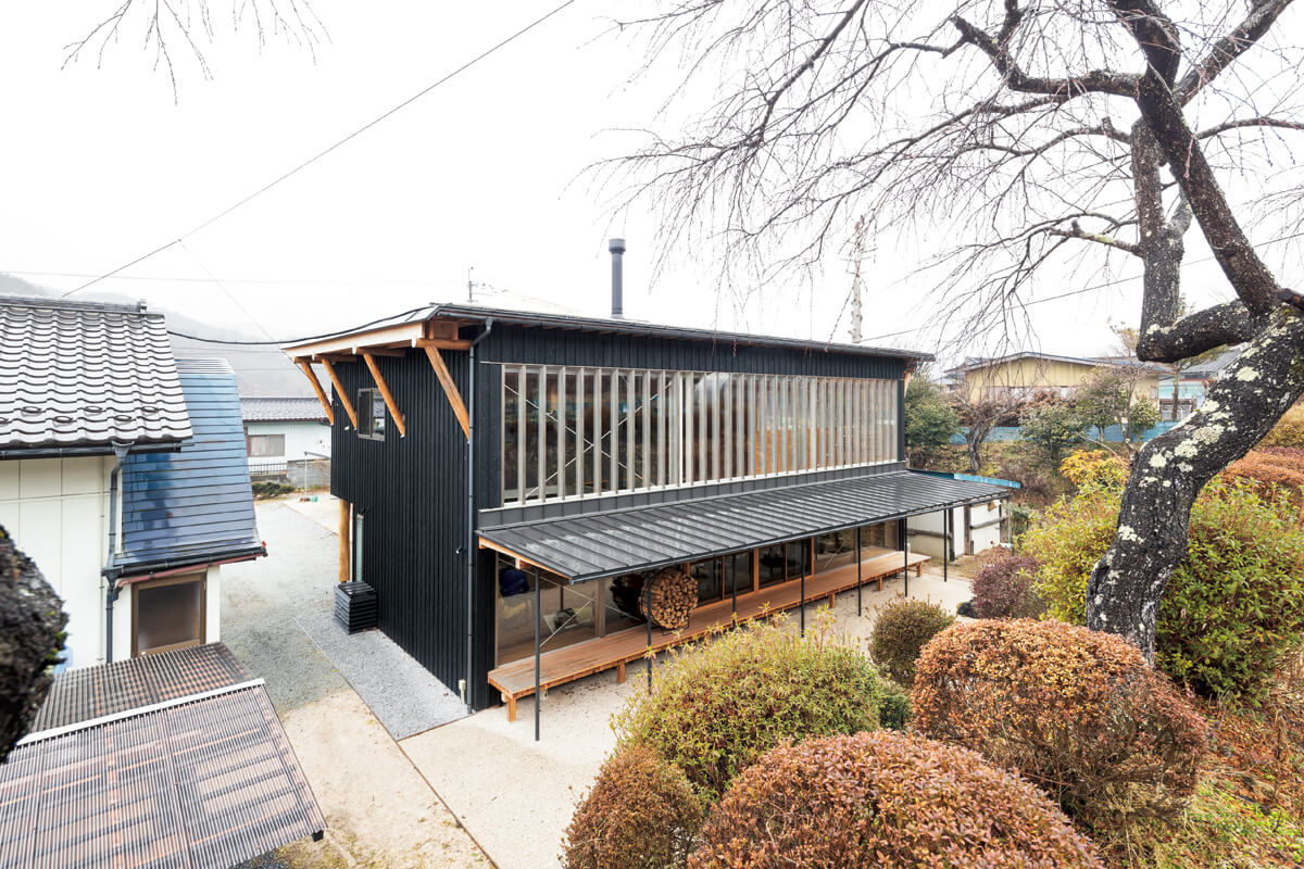 旧宅では裏手だった東側に建物全体を大きく開いたプランで、暮らし方も風景も劇的に変化。造作した窓枠にガラスをはめ込んだ2階の連窓は、縦方向の桟のデザインによって、自然と目隠しになるよう計算されている