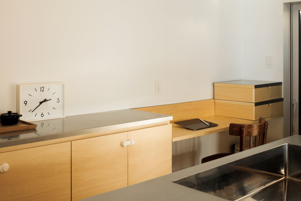 キッチン背面収納には可動式収納ボックスが組み込まれ、ワークスペースとしても活用できる。省スペースでフレキシブルな構造も造作ならでは