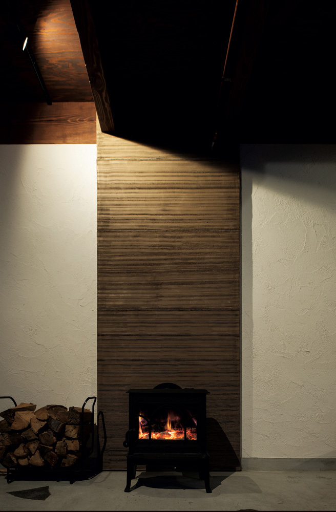 1階に置いた薪ストーブで家全体を温められる設計