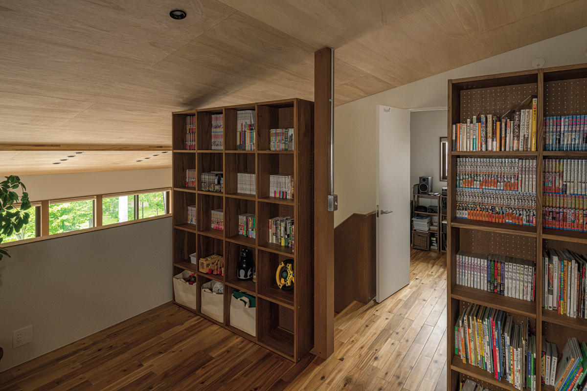 奥さんの希望で設置した図書館のような本棚が、間仕切りを兼ねるプレイルーム。今はお子さんの遊び場だが、将来的に個室化することもできる