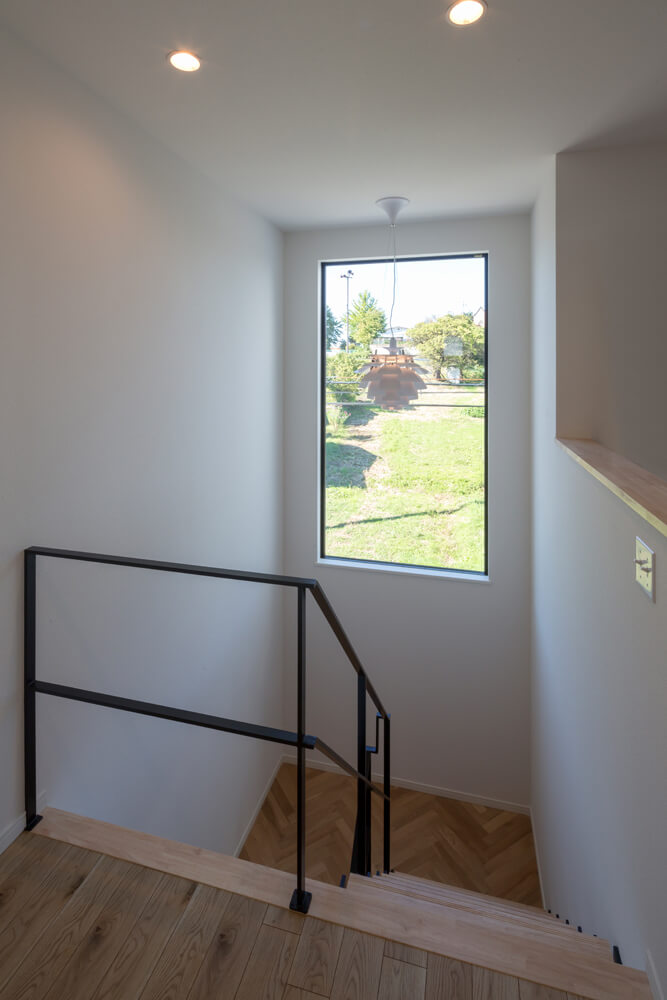 階段踊り場の窓からは、隣接する空き地の緑を眺められる