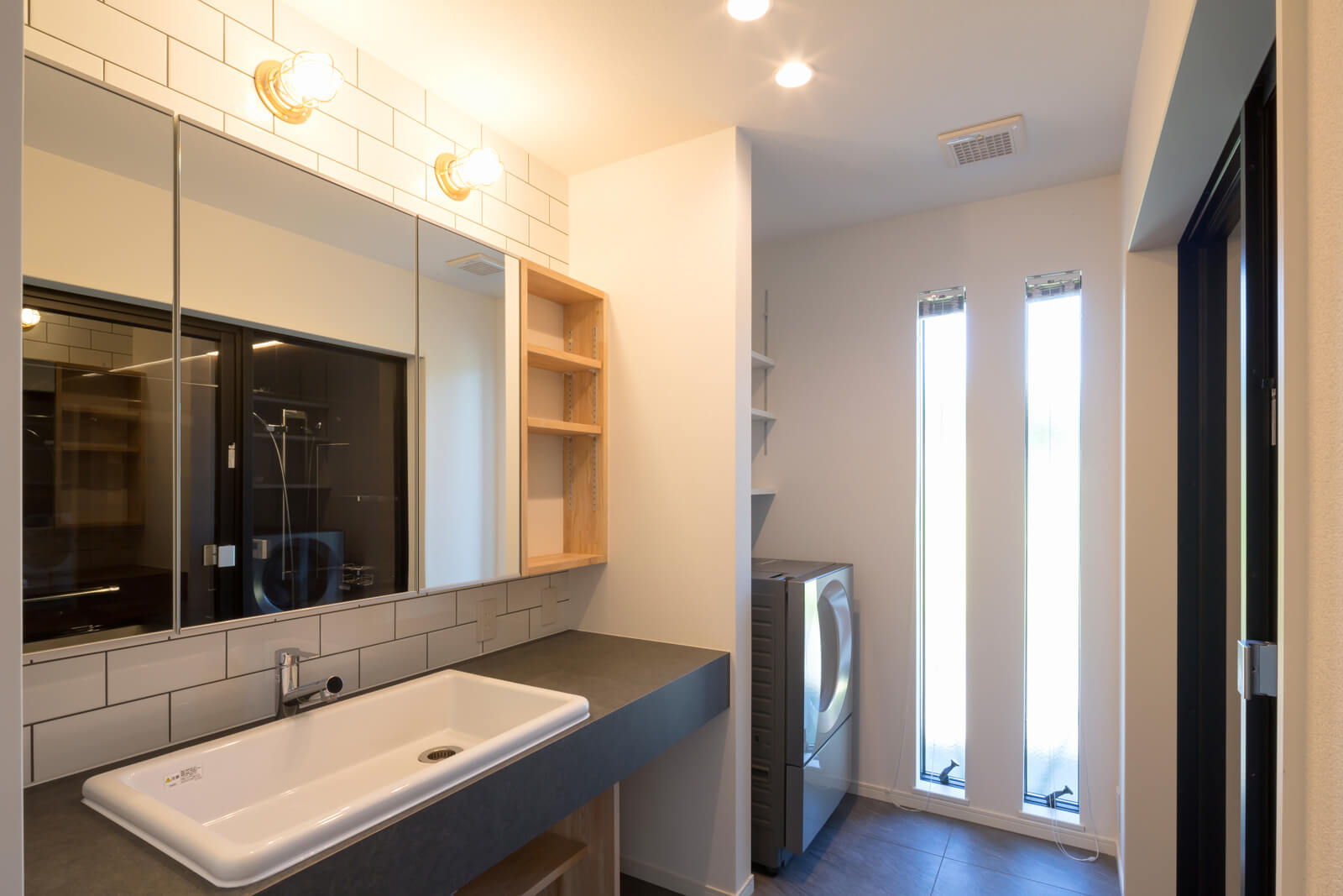 シンプルなデザインで清潔感のある洗面脱衣室