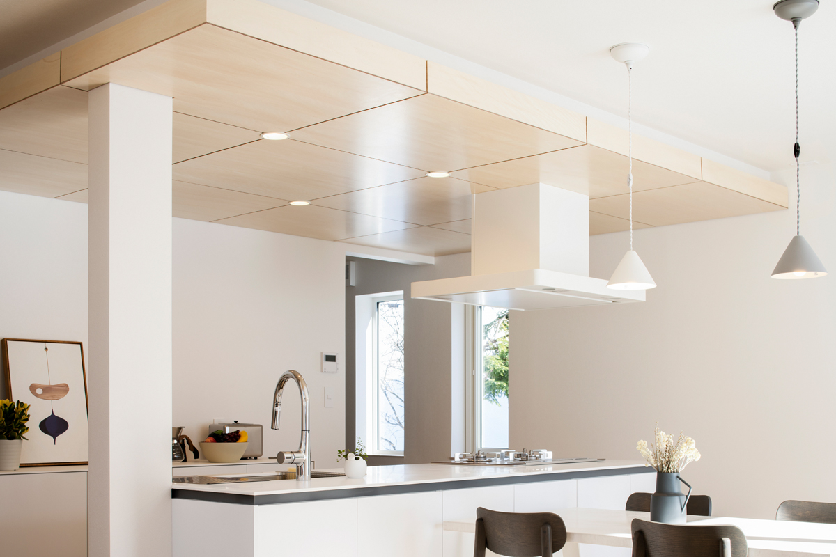 使いやすくすっきりとしたキッチン。吊り天井とダウンライトで洗練された雰囲気に