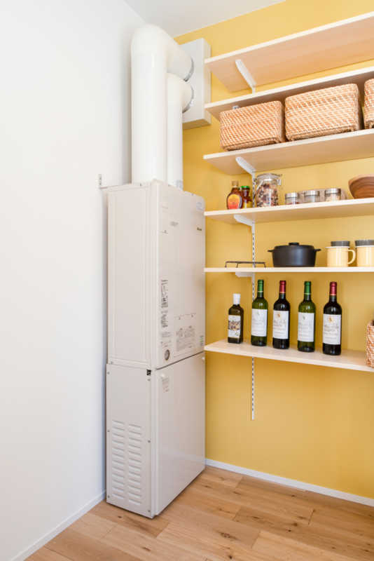 場所を取るボイラーは脱衣所ではなくパントリーの奥に設置。冷蔵庫もパントリー内に置くことでキッチンがすっきりとする