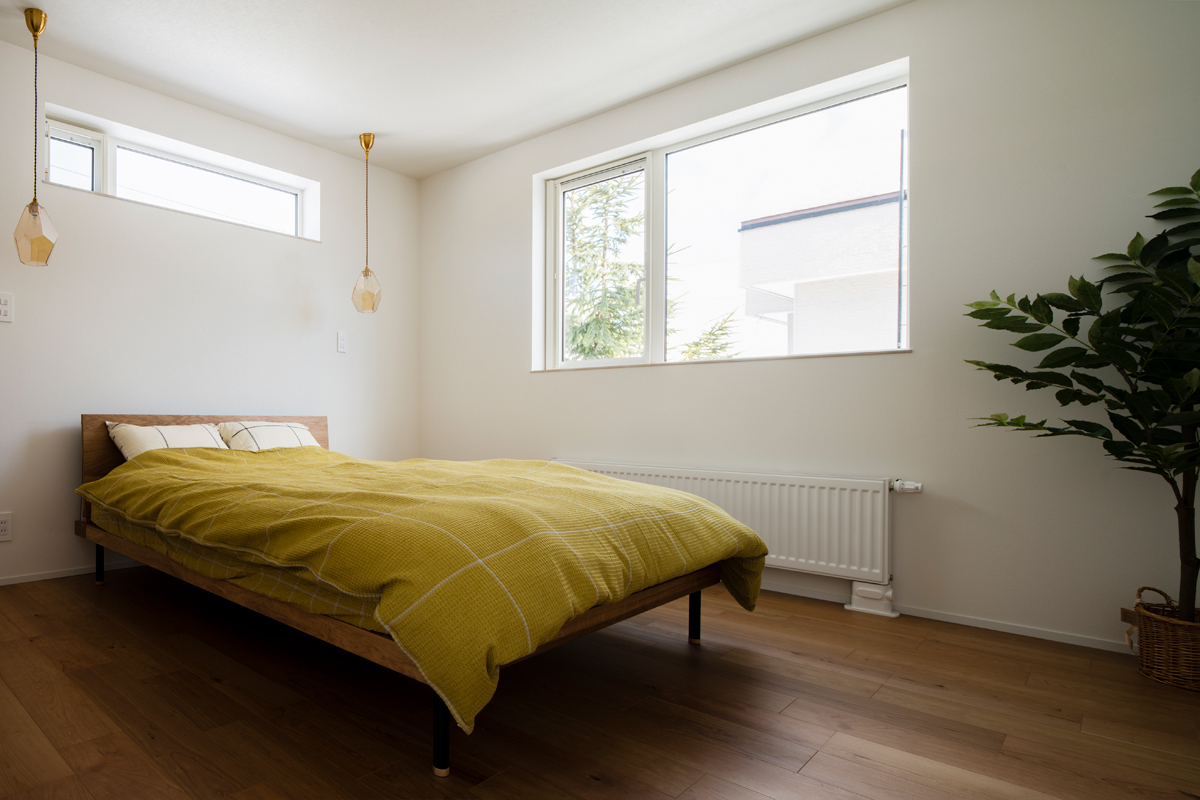 寝室には大型クローゼットを設けて、室内は家具を置かずすっきりシンプル