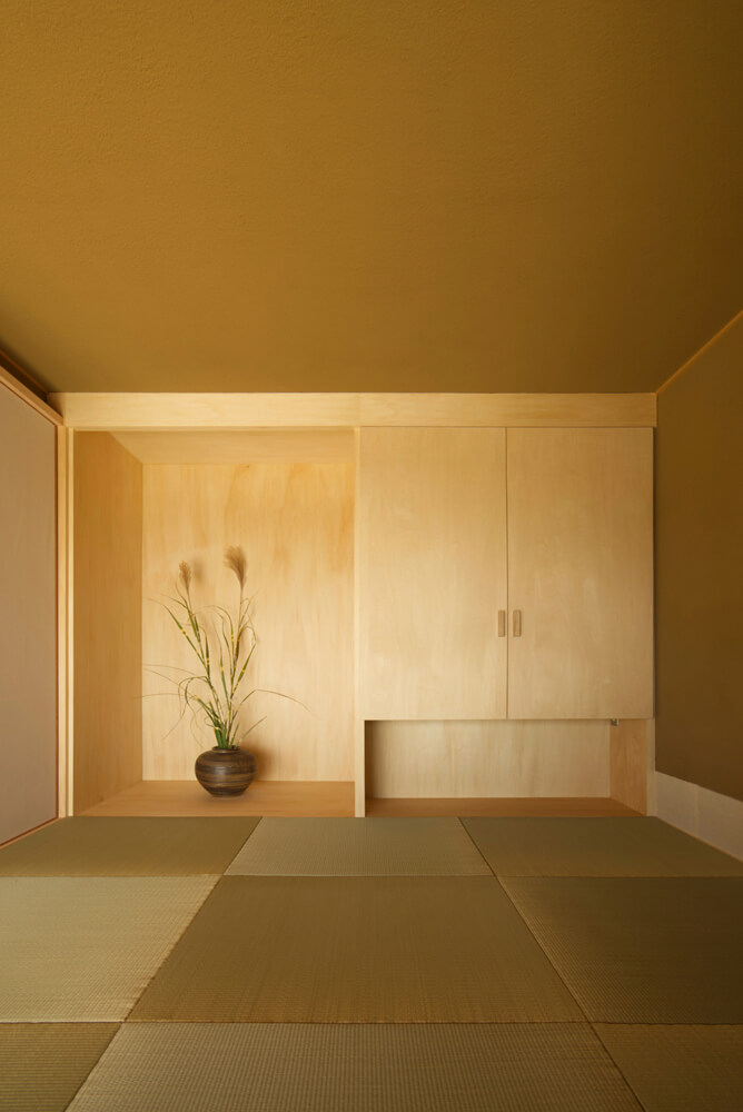 壁と天井、そして畳が同系色で落ち着きを演出する和室は、仏壇を造作しシンプルに