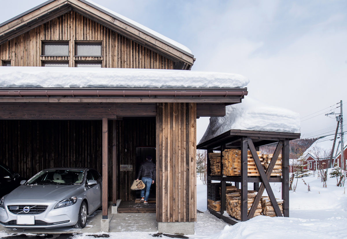 トドマツ板張りの三角屋根の建物は、東川町が定める景観規約に基づいてデザインされた。冬の除雪が最低限で済むよう、屋根付きのアプローチとカーポートを設えた