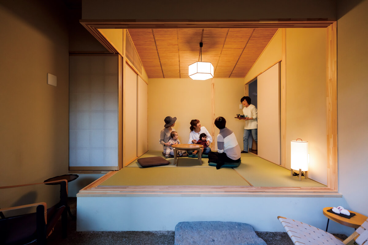 京都の老舗名旅館のとある一室の魅力をぎゅっと凝縮して表現したという和室。陶板を敷いた三和土や飛び石のある坪庭含め、細部にまで伝統文化へのリスペクトがありつつ、照明やモダンな家具が溶け込んでいる