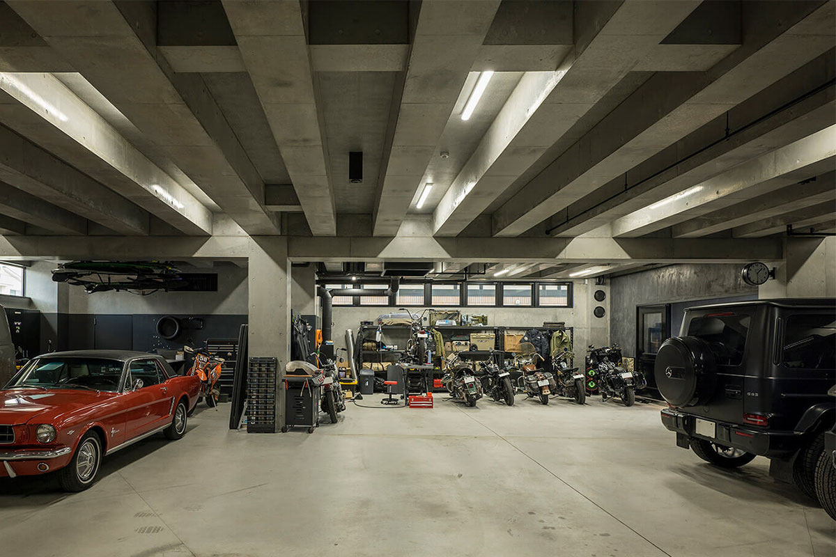 機械室を除いても360㎡の広さを持つTさんの趣味のためのスペースを兼ねたガレージ。11mの大スパンをコンクリートのジョイスト梁で支えている