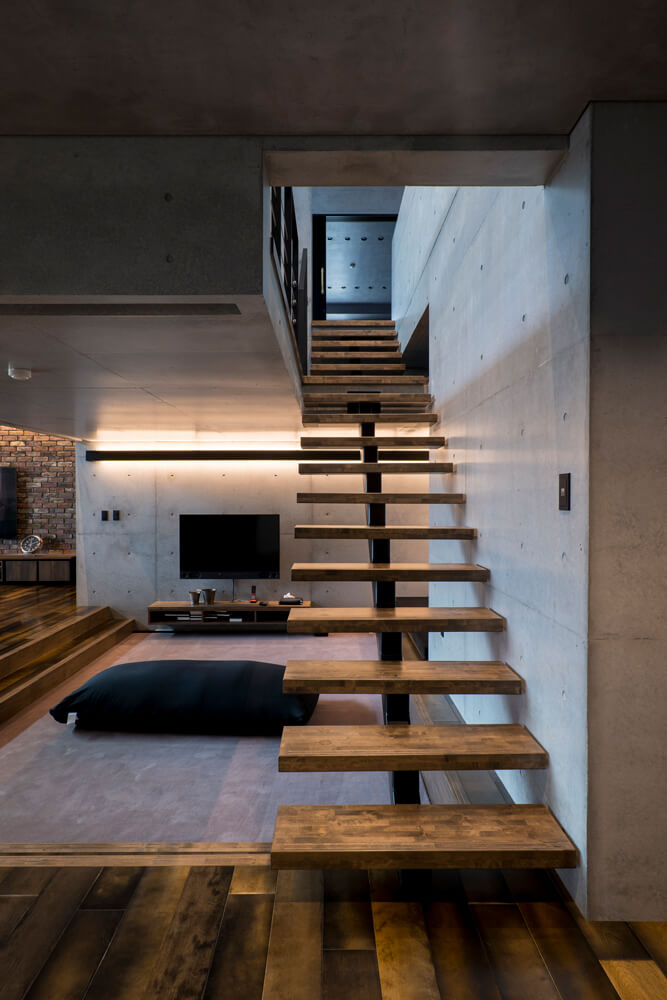 宙に浮遊しているかのような木製の透かし階段が、現代的でスタイリッシュな趣を添える
