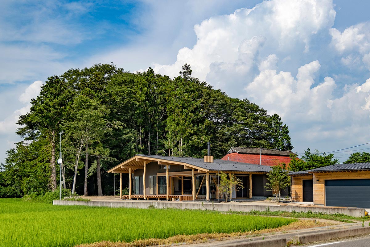 田畑、木々の緑、広がる空…。探していた田舎の風景に平屋の住宅が調和している