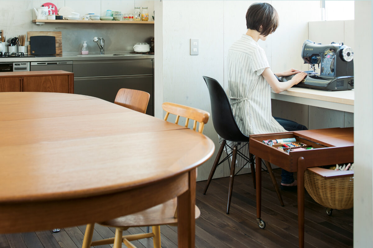 趣味の洋裁や編み物をするための造作机のコーナーは奥さんのお気に入りの場所。ソーイングテーブルは天板がスライド式で、中で仕切られた小物がさっと取り出せる便利な仕組み