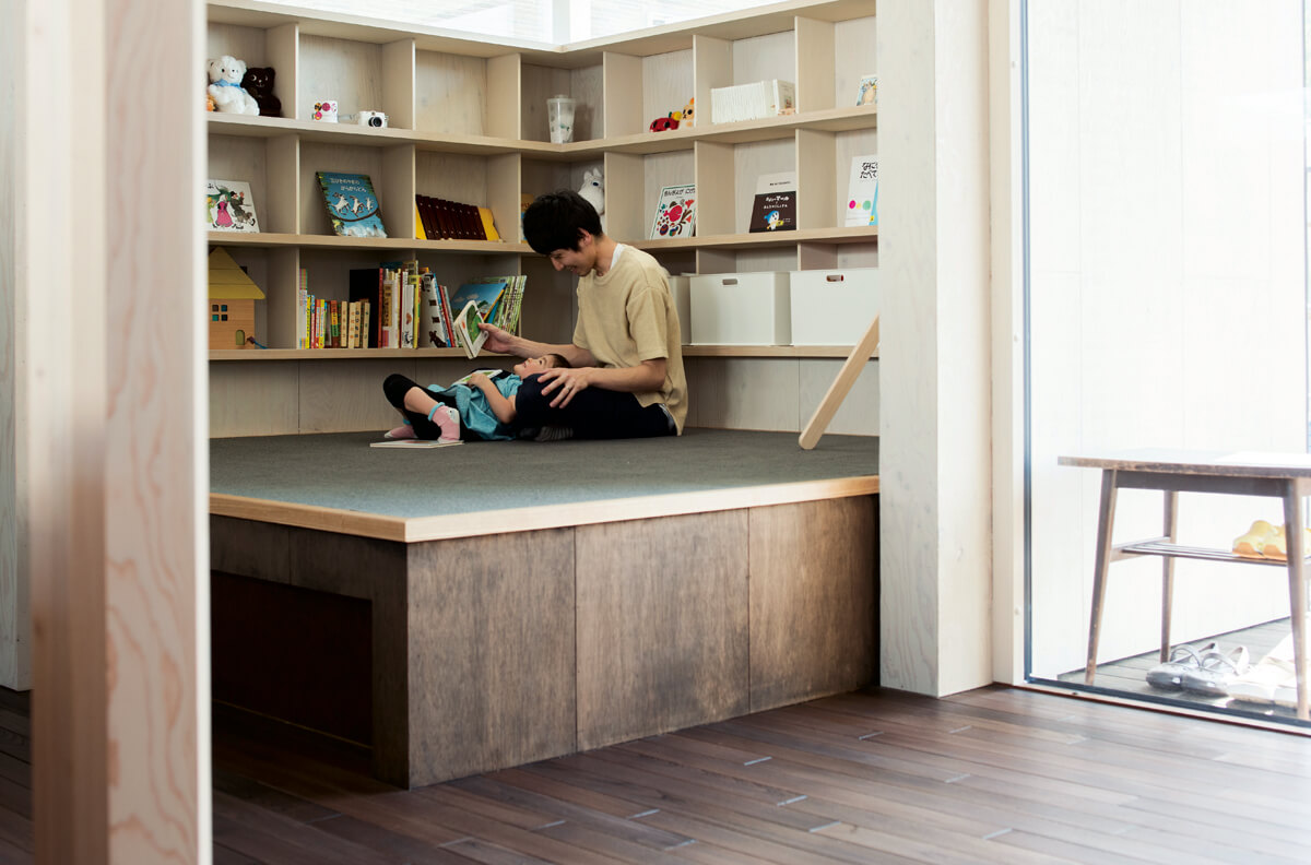 小上がりで寛ぎながら読書を楽しむスペースは、子どもとの触れ合いの場でもある