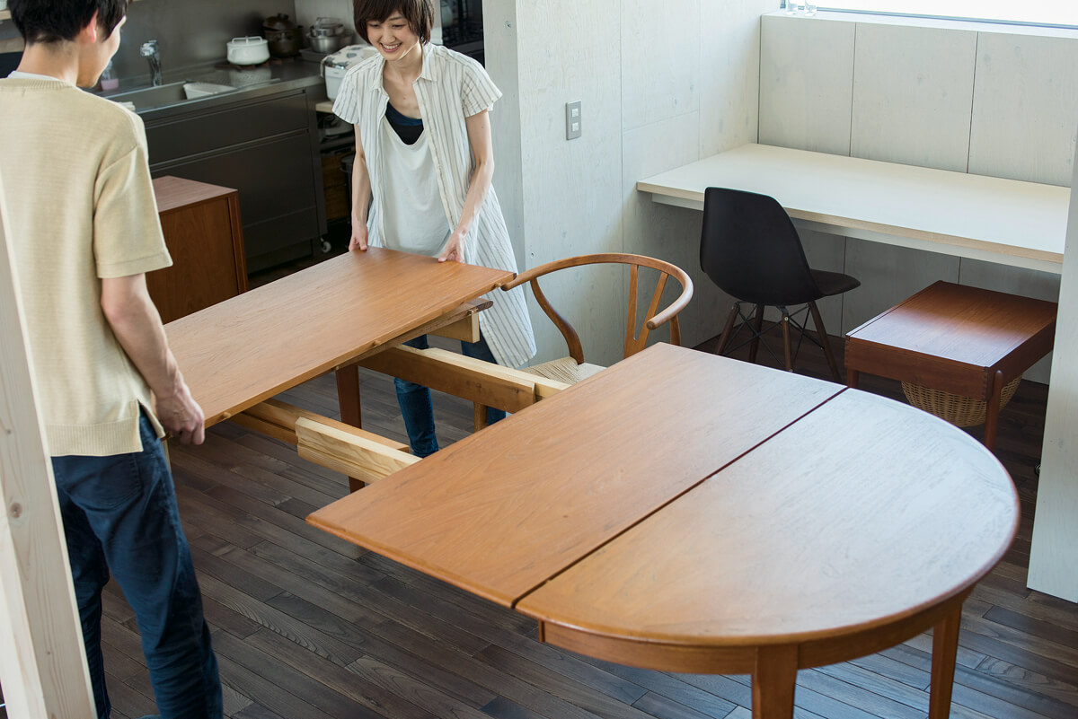 ダイニングテーブルは大きな楕円からコンパクトな円形に変身できる優れものだ