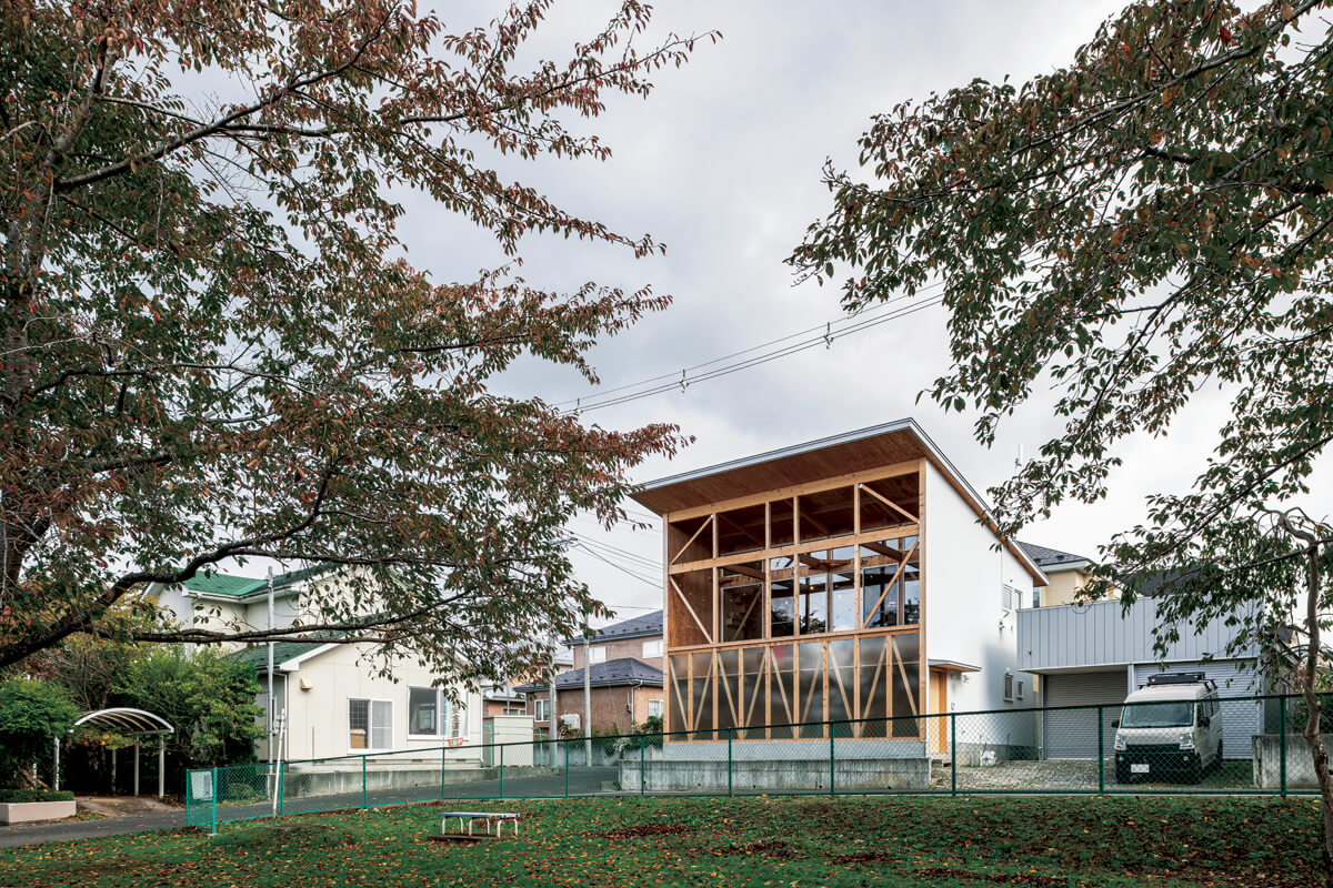 桜の木が立ち並ぶ目の前の公園に向けて2階を大きく開いたSさん宅。正面開口部の、無垢材を用いた格子状の意匠が印象的だ