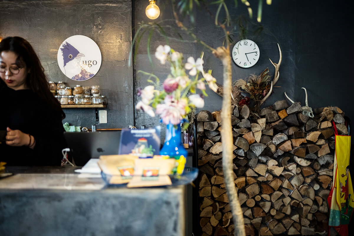 1Fのカフェの一角に積み上げた薪は、店内の雰囲気と相俟ってインテリアとしても映える
