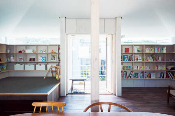 三方の壁を造作の書棚で囲む、読書を楽しむためのLDK
