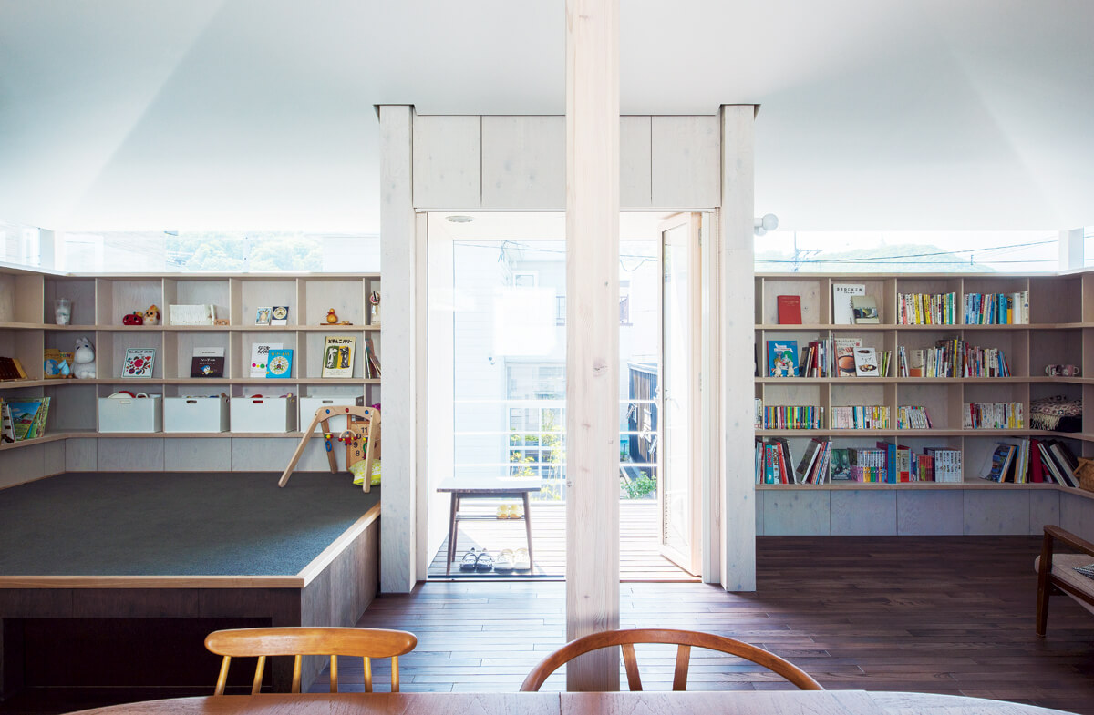 書棚の手前の空間が違うことによって、本を読む楽しみ方も広がる