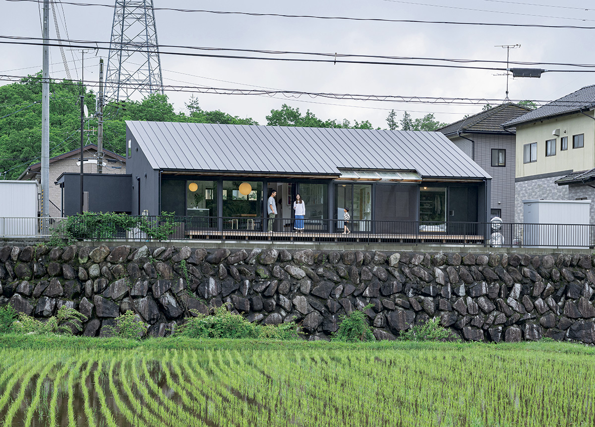 立地条件を生かし、田んぼのある西側に大きく開いたAさん宅。駐車場のある東側とは印象の異なる外観にデザインの二面性が感じられる。春の田植えから秋の収穫まで、日々少しずつ姿を変える田園風景に、季節の変化を身近に感じるようになったというAさん。縁側テラスや庭先に姿を見せるカエルなどの生き物にお子さんも興味津々で、家族で自然に親しんでいる