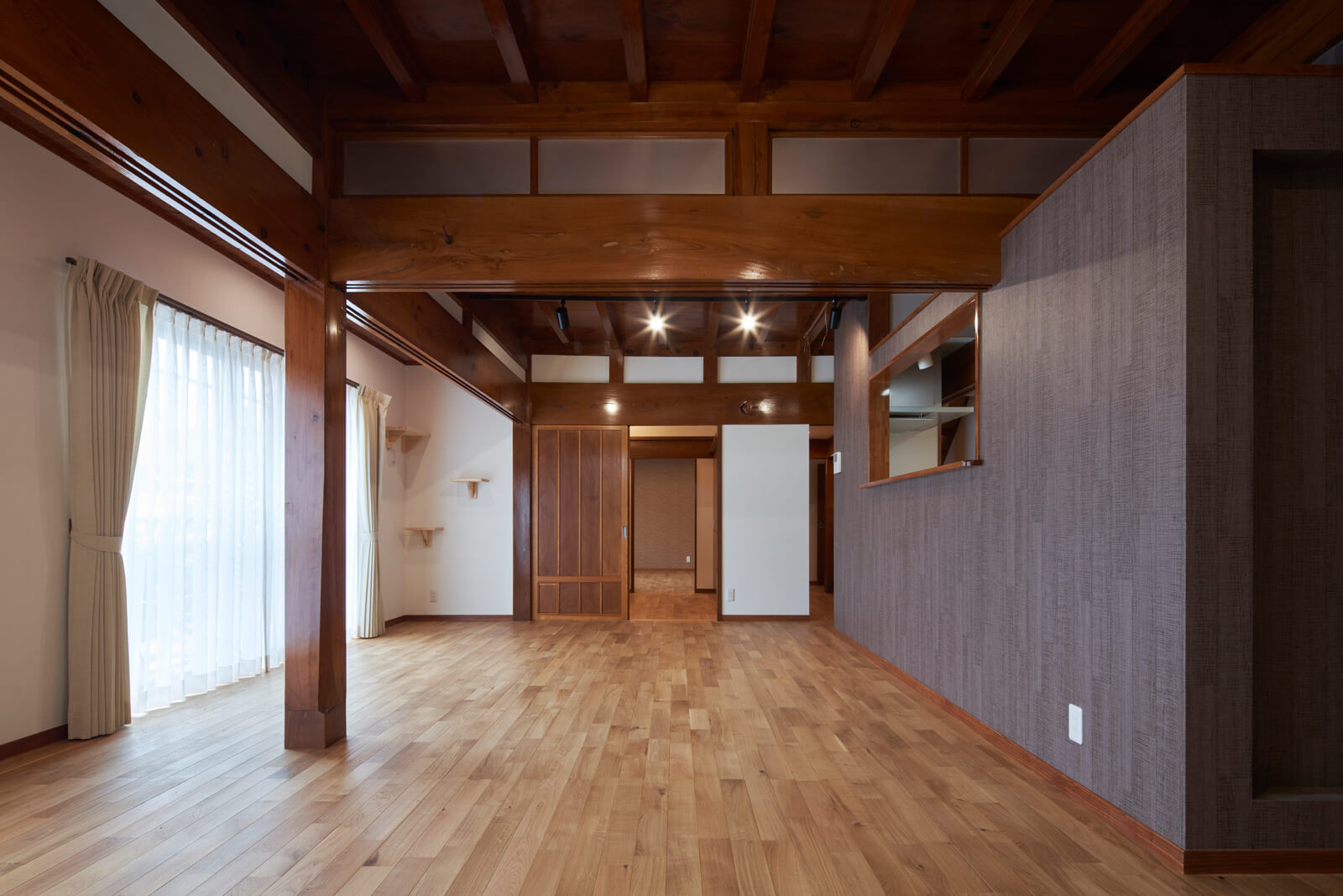 屋内は、既存の構造材や建具をできる限り生かしながら、これから長く快適に暮らせる空間になった