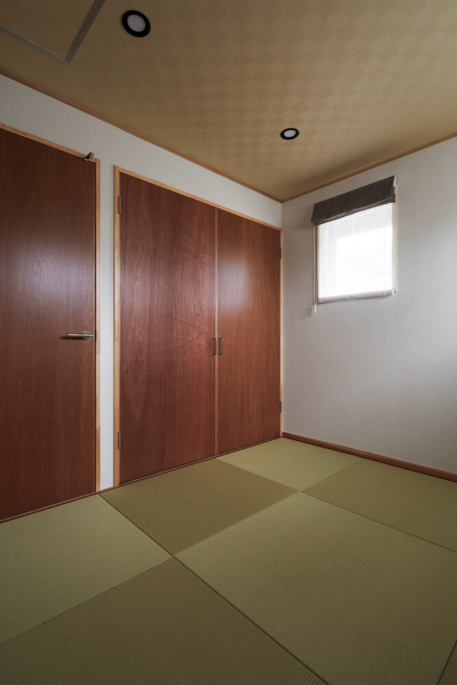 「来客宿泊用に和室があるといい」というIさんの希望で洋間を和室に変更。琉球畳で、他の部屋と調和する和モダンな雰囲気に仕上げている