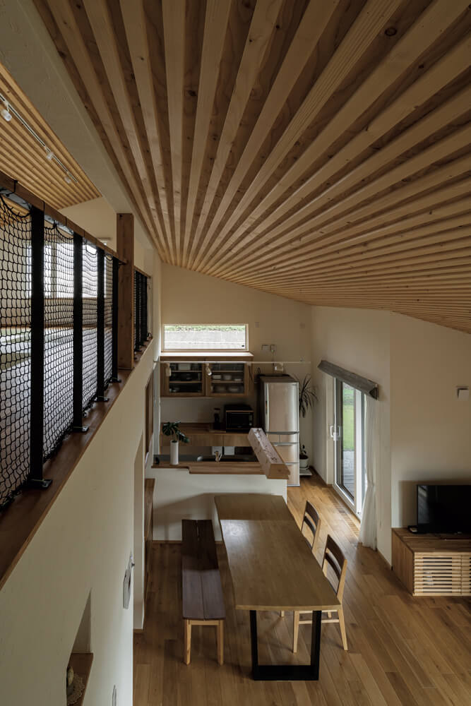 2階から階下へと向かうと、木製の天井と床・珪藻土の壁の美しい質感が楽しめる